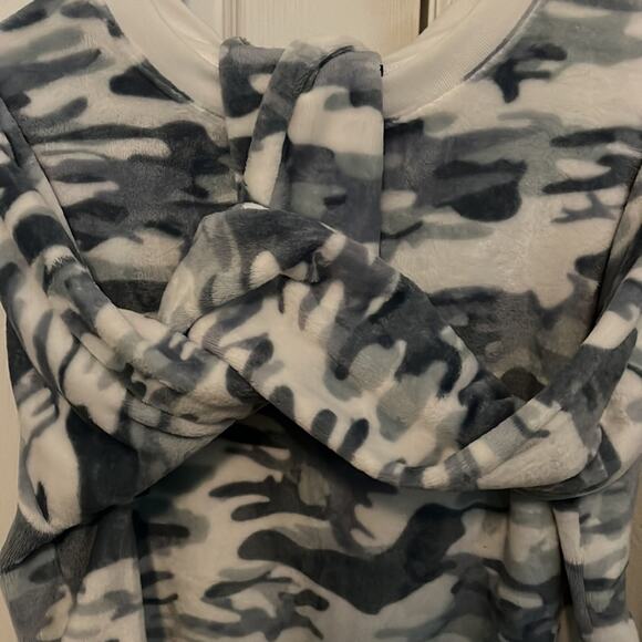 Fifth Sun Soft Blue Ice Camo Women’s Sweater with Drawstring hem. Large - Picture 5 of 5